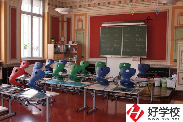 岳陽職業(yè)技術學院環(huán)境怎么樣？是民辦的嗎？